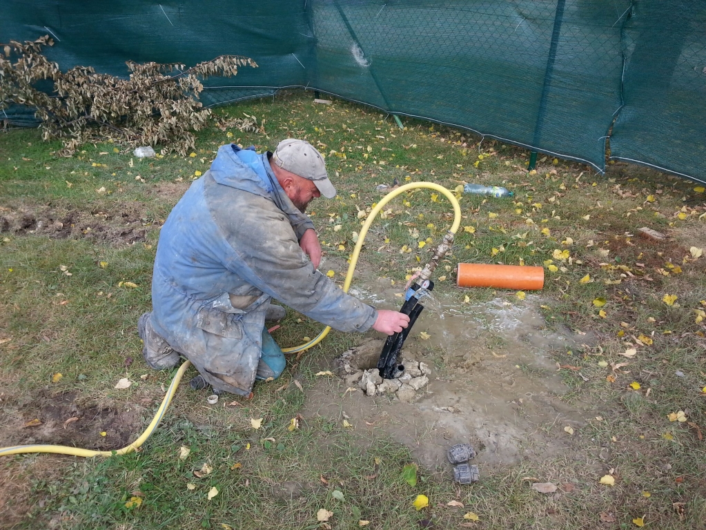 tlaková zkouška na vrtu pro tepelné čerpadlo