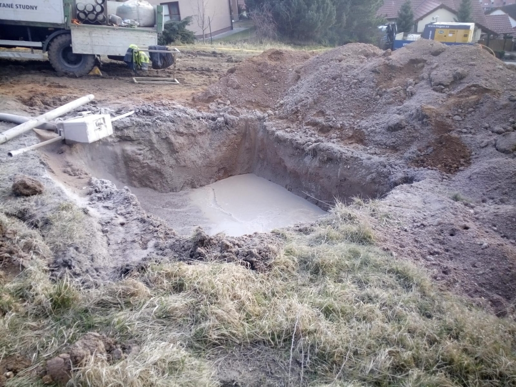 Zvětšit obrázek Jímka-jáma na odvrtanou horninu a vrtné kaly, 4 x 4 m, do hloubky 1,6 až 2,3 m