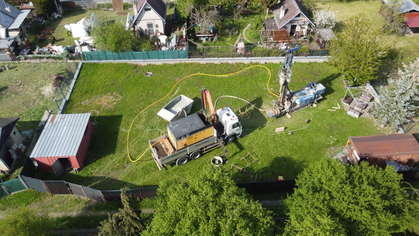 Brno-Bystrc, vrt pro tepelné čerpadlo systém země-voda do hl. 150 m, odvod horniny do kontejneru