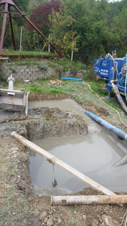 Vrtání pomocí jílového výplachu - kalové jímky pro jílových výplach - 2 jámy o rozměrech 2x2x2 m