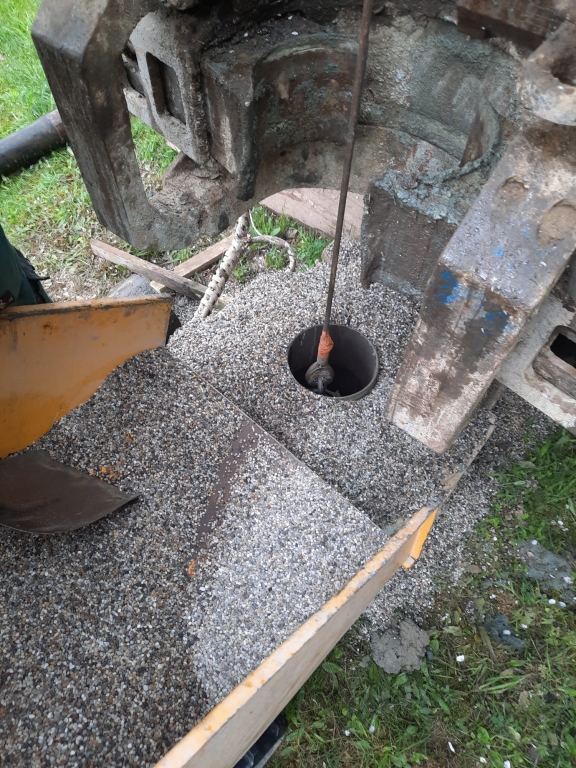 Obsyp vrtané studny praným kačírkem frakce 2-4 mm