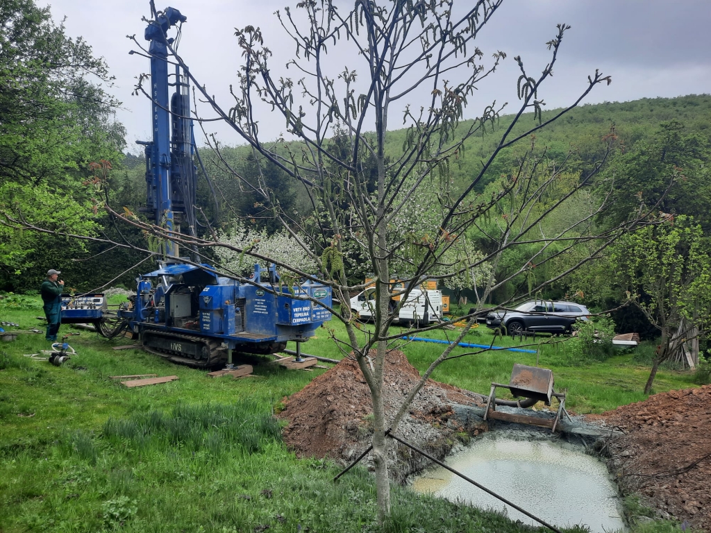 Řízený odvod vrtné drtě a vrtných kalů do vykopané jámy