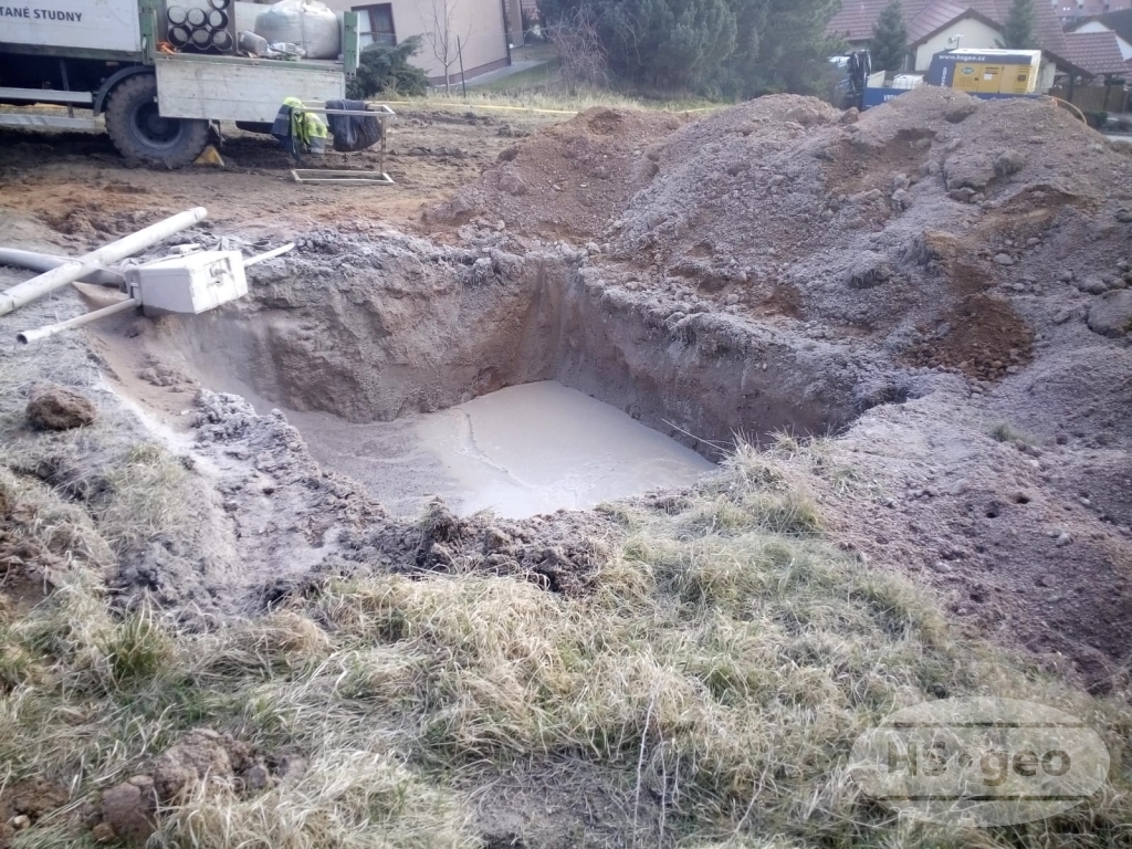 Jímka-jáma na odvrtanou horninu a vrtné kaly, 4 x 4 m, do hloubky 1,6 až 2,3 m