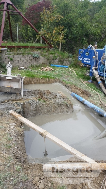 Vrtání pomocí jílového výplachu - kalové jímky pro jílových výplach - 2 jámy o rozměrech 2x2x2 m