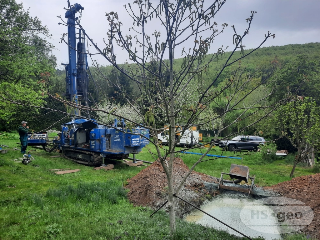 Řízený odvod vrtné drtě a vrtných kalů do vykopané jámy