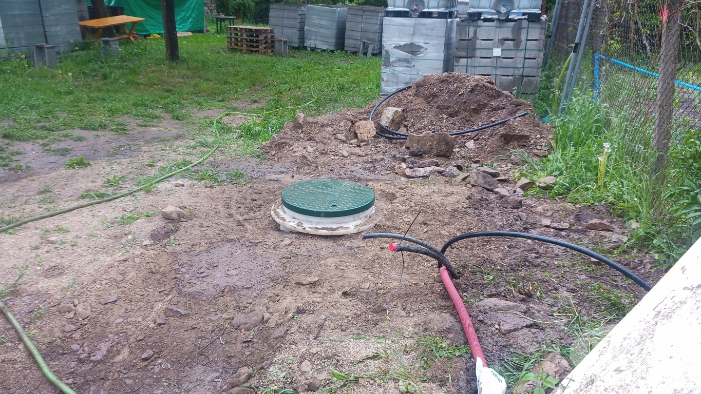 velké plastové zhlaví před úpravou terénu